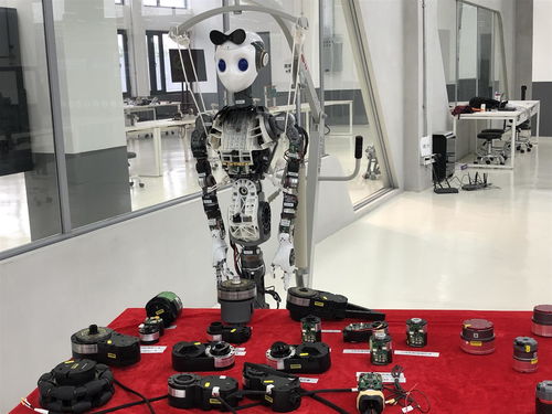 云端機器人研發中心 上海大學與企業攜手，破解數百機器人協同作業的指揮難題